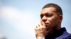 ARCHIVO - El delantero francés Kylian Mbappé escucha al técnico Didier Deschamps en la ciudad deportiva de la selección nacional con miras a la Euro 2024, el 3 de junio de 2024, en Clairefontaine.