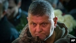Головнокомандувач ЗСУ Валерій Залужний під час поховання жертв падіння гелікоптера біля Києва, внаслідок якого загинув зокрема міністр внутрішніх справ Денис Монастирський, 21 січня 2023. AP Photo/Efrem Lukatsky