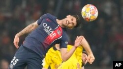 Lucas Beraldo, del PSG, a la izquierda, disputa un balón con Niclas Fuellkrug, del Dortmund, durante el partido de vuelta de las semifinales de la Liga de Campeones, el martes 7 de mayo de 2024, en París. 