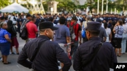 Policías custodian el centro histórico de San Salvador el 3 de diciembre de 2023.