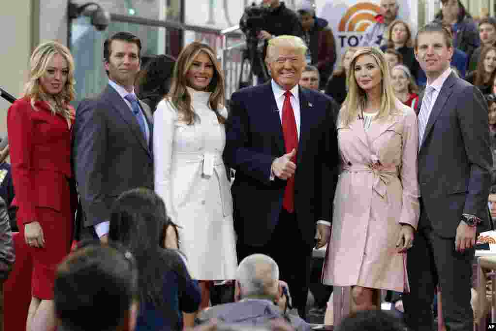 Le président Donald Trump, quatrième à partir de la gauche, alors candidat à la présidentielle, pose pour une photo avec des membres de sa famille lors d'un programme de télévision de NBC, "Today", à New York, 21 avril 2016.
