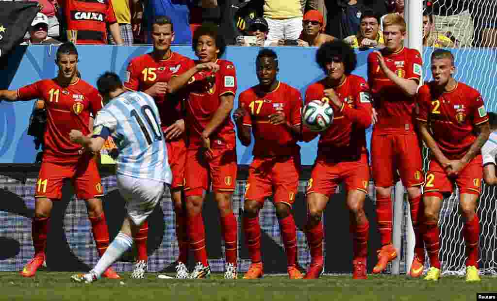 Argentina hujumchisi Lionel Messi Belgiyaga qarshi jarima to'pini tepmoqda, 5-iyul, 2014-yil.