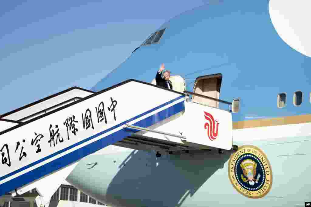 美国总统川普结束访华,启程前往越南,在进入总统专机空军一号前对人们招手致意(2017年11月10日)