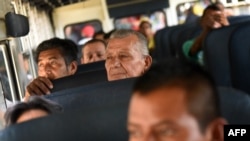 Salvadoreños viajan en un autobús en San Salvador, El Salvador.[Archivo]