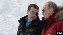 El presidente Dimitri Medvedev (i), y el primer ministro Vladimir Putin (d), aún visto como la máxima autoridad en Rusia.