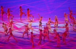 Juegos Olímpicos de Tokio 2020 - Ceremonia de apertura de los Juegos Olímpicos de Tokio 2020 - Estadio Olímpico, Tokio, Japón - 23 de julio de 2021. Los artistas intérpretes o ejecutantes se ven durante la ceremonia de apertura. REUTERS / Mike Blake