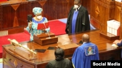 Stergomena Tax prête serment en tant que membre du parlement tanzanien devant le président de l'Assemblée nationale, Job Ndugai, le 10 septembre 2021. 
