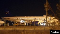 Pihak berwenang di bandara Esenboga, Ankara, menyita barang-barang yang melanggar peraturan penerbangan sipil internasional dari pesawat Airbus A320 Syrian Air (11/10).