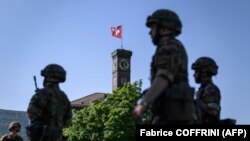 Des réservistes de l'armée suisse déployés pour soutenir les hôpitaux publics dans la lutte contre le COVID-19 à Biere, en Suisse, le 27 mai 2020.