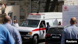 Wata motar daukar maras lafiya, dauke da gawar Naheed Hatter, marubuci da aka kashe a Amman Jordan, rana r lahadin nan.