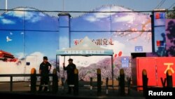 2018年9月3日保安人员把守在新疆霍城的一处再教育营大门口。