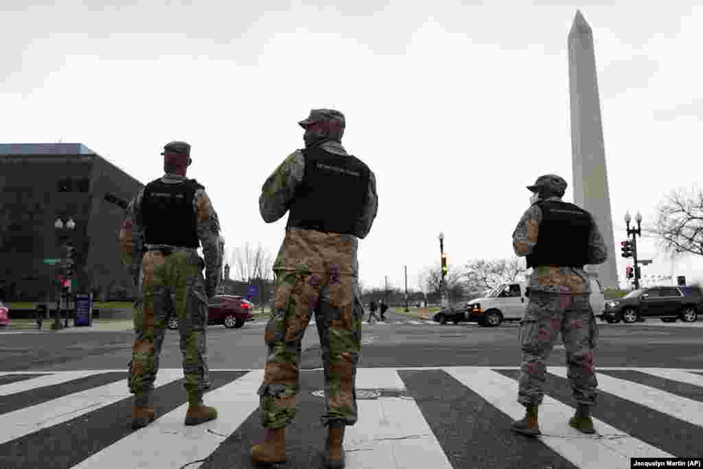 Des membres de la Garde nationale de DC assurent le contrôle de la circulation à une intersection près d'un rassemblement au Freedom Plaza le mardi 5 janvier 2021, à Washington, en soutien au président Donald Trump. (Photo AP / Jacquelyn Martin)
