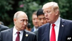 លោក​ប្រធានាធិបតី​អាមេរិកDonald Trump និង​លោក​ប្រធានាធិបតី​រុស្ស៊ី Vladimir Putin ជជែក​គ្នា​ក្នុង​ពេល​ថត​រូប​នៅ​ក្នុង​កិច្ចប្រជុំ APEC នៅ​ក្នុង​ក្រុង Danang ប្រទេស​វៀតណាម កាលពី​ថ្ងៃទី១១ ខែវិច្ឆិកា ឆ្នាំ២០១៧។