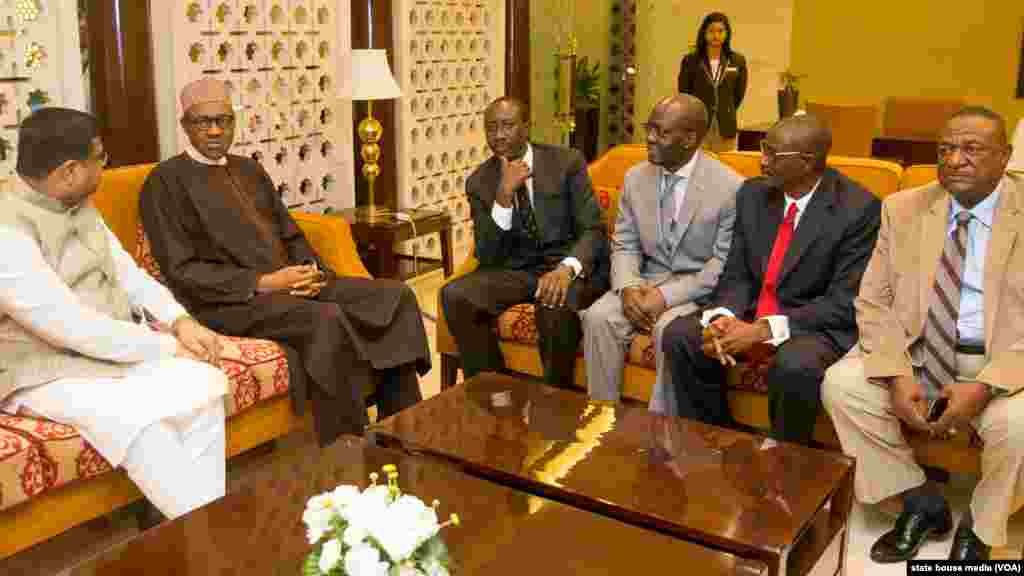 Shugaba Muhammadu Buhari Tare Da Ministan Albarkatun Man Fetur Na Kasar India Mr Dharmendra, Da Mai Bada Shawara Kan Harkokin Tsaron Najeriya Rtd Maj. Gen Babagana Monguno, Da Babban Sakataren Ma'aikatar Harkokin Waje Amb Bulus Z. Lolo, Da Babban Sakataren Harkokin Tsaro Aliyu Ismaila Da Kuma Babban Jami'in hukumar leken Asirin Soja AVM R. Morgan A Lokacin Da Shugaba Buhari Ya Sauka Kasar Indiya.
