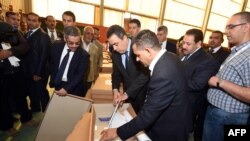 Le Premier ministre Mehdi Jomaa (au centre) et le chef de l'instance électorale Mohamed Chafik Sarsar (à gauche) visite un bureau de vote dans la région de Nabeul, en Tunisie, le 25 octobre 2014. 