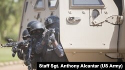 Des policiers burkinabè participent à une manœuvre de simulation dans le cadre de l'exercice Flintlock 2019 à Ouagadougou, Burkina Faso, le 27 février 2019. (U.S. Army photo by Staff Sgt. Anthony Alcantar) 