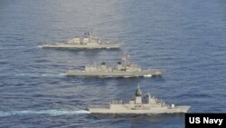 资料照片:美国、日本和澳大利亚海军2020年10月19日在南中国海举行今年第五次的联合演习。（美国第七舰队网站）