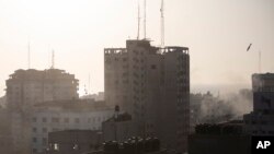 一枚以色列導彈向加沙市一座建築飛落而來。(2021年5月12日)