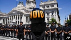 Cordón policial costodiaba el 24 de enero de 2014 la sede del Congreso de Argentina ante las protestas de sindicatos y otras organizaciones que se oponen al paquete de medidas implementadas por el presidente Javier Milei que el legislativo debe discutir.