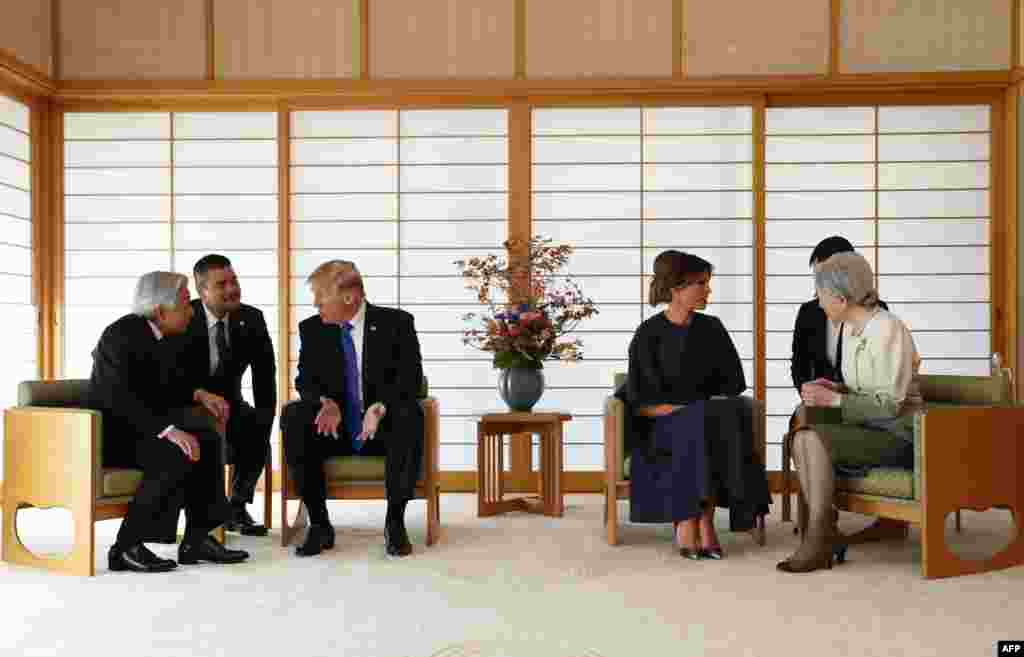 2017年11月6日在东京的皇宫,美国总统唐纳德·特朗普和第一夫人梅拉尼娅·特朗普会见日本天皇明仁和皇后美智子。