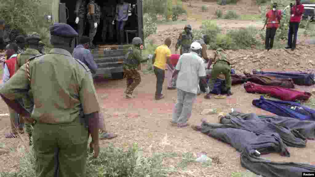 Des volontaires de la Croix-Rouge et des militaires kenyans portent les cadavres de personnes tuées dans une attaque des Shabaab à Korome, Kenya, 2 décembre 2014.
