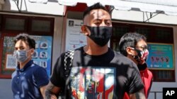Warga negara Australia, William Cabantog (tengah) meninggalkan penjara Kerobokan di Bali, Sabtu, 25 Juli 2020. (Foto: AP)
