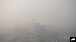 La pollution, sous forme de fumée, enveloppe la ville du New Delhi, en Inde, le mercredi 4 novembre 2020. (Photo AP / Altaf Qadri)
