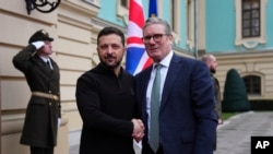 El primer ministro británico, Keir Starmer, a la derecha, y el presidente ucraniano, Volodymyr Zelenskyy, llegan para sus conversaciones bilaterales en Kiev, Ucrania, el 16 de enero de 2025.