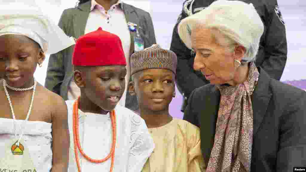 Shugabar Hukumar Asusun Bada Lamuni Na Duniya Christine Lagarde Na Magana Da Wasu Daga Cikin Marayun Da Ke Gidan Marayun Mother Theresa A Gwarimpa Abuja Babban Birnin Najeriya, Janairu 6, 2016. 