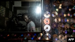 Un passionné de hip-hop congolais chante à Kinshasound, l'un des rares studios d'enregistrement locaux de Kinshasa, à Kinshasa, le 2 octobre 2018.