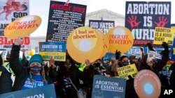 Demonstranti za i protiv prava na abortus ispred Vrhovnog suda u Vašingtonu (Foto. AP/Jose Luis Magana) 