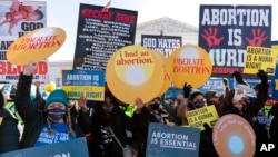 Kelompok pro dan anti aborsi sama-sama melakukan aksi unjuk rasa di luar gedung Mahkamah Agung AS di Washington DC, Rabu (1/12). 