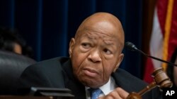 La carta dice que eso incluye cualquier amenaza de hacer depender la ayuda estadounidense de la cooperación ucraniana o de investigar a Biden.