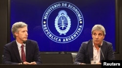 El ministro de Economía de Argentina, Luis Caputo, y el presidente del Banco Central, Santiago Bausili, asisten a una conferencia de prensa tras un acuerdo con el FMI sobre la deuda del país. En el Ministerio de Economía en Buenos Aires, 10 de enero de 2024.