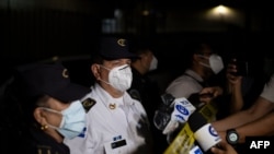 El director de Policía Nacional Civil Mauricio Arriaza Chicas (C) habla con la prensa en la escena del crimen donde hombres desconocidos asesinaron a seis personas dentro de un bar en el barrio La Isla en San Salvador el 11 de octubre de 2020.