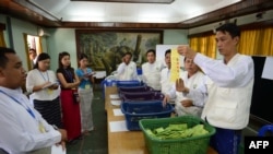 ၂၀၁၅ ခုနှစ်ရွေးကောက်ပွဲတုန်းက ရန်ကုန်မြို့ရှိ မဲဆန္ဒရံုံတခုမှာ မဲများရေတွက်နေကြတဲ့ မြင်ကွင်း။ (နိုဝင်ဘာ ၀၈၊ ၂၀၁၅)