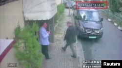 Le journaliste saoudien Jamal Khashoggi à son arrivée au consulat d'Arabie Saoudite à Istanbul, en Turquie, sur image fixe extraite d'une vidéo de vidéosurveillance obtenue par TRT World, le 2 octobre 2018. 
