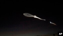 Jejak asap roket SpaceX Falcon 9 terlihat di Pasadena, California, sekitar 150 mil timur dari lokasi peluncuran di Pangkalan Angkatan Udara Vandenberg, 22 Desember 2017.