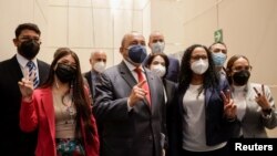 Miembros de la delegación oficial de Venezuela posan para una foto antes de despedirse luego de asistir a una conferencia de prensa luego de la última ronda de conversaciones con la oposición, en la Ciudad de México, México el 27 de septiembre de 2021.
