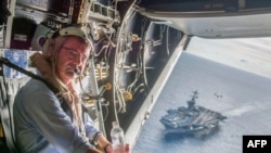 Menteri Pertahanan AS Ashton Carter saat mengunjungi kapal induk USS Theodore Roosevelt,5 November 2015 (Foto: Departemen Pertahanan AS/dok).