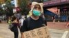 香港市民葉先生多次參與反送中遊行，他表示過去一百多日都沒有戴口罩或蒙面上街，10月5日”禁蒙面法”實施第一日，亦是他第一次戴口罩上街，表達反對”惡法” (美國之音湯惠芸拍攝)
