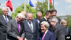美国国务卿克里与北约外长们在布鲁塞尔一次会上合影