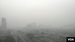 2016年12月20日中午，北京东长安街建国门立交桥依稀可见。（美国之音叶兵拍摄）