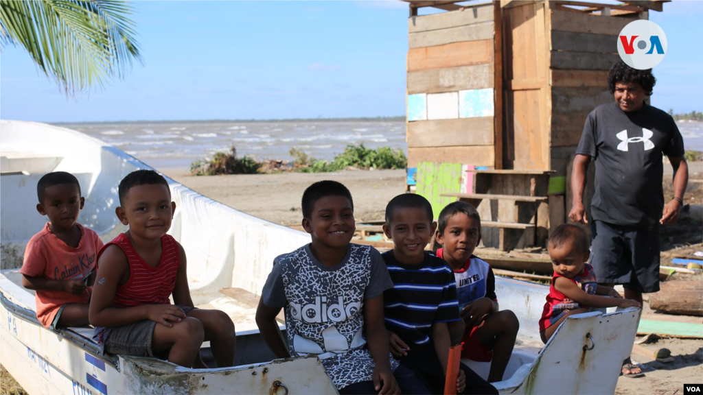 Un grupo de niños intenta jugar en medio de los escombros que dejó Eta.