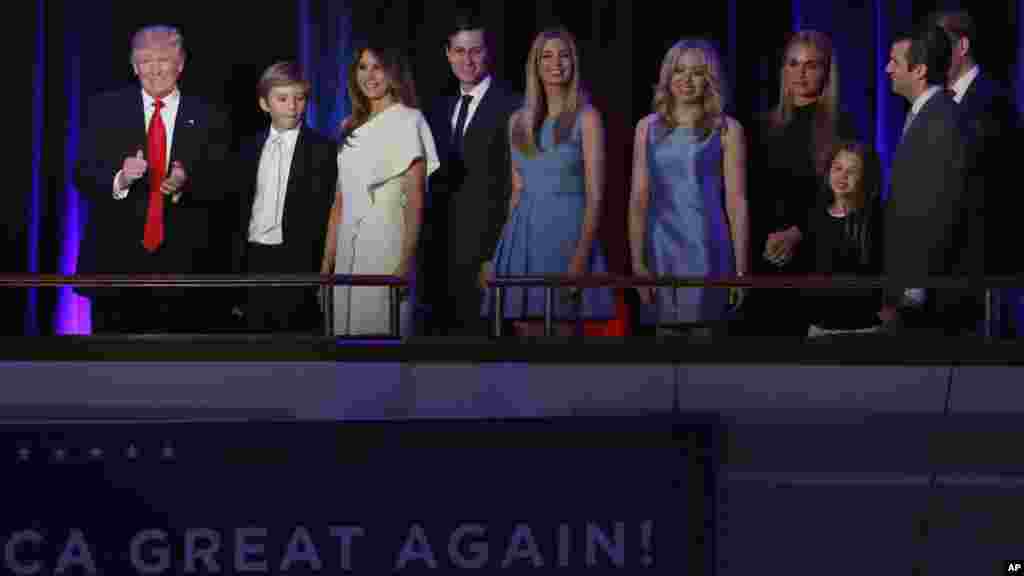 Le président élu Donald Trump, et sa famille arrivent dans la salle pour célébrer sa victoire à New York, le 9 novembre 2016. 