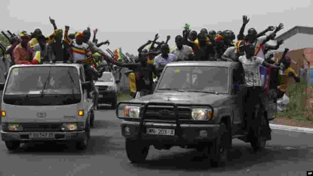 Les supporters du football malien acclament l'équipe nationale de football du Mali à l'arrivéede celle-ci à l'aéroport international de Malabo à Malabo, Guinée équatoriale vendredi 16 janvier 2015.