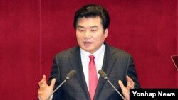 한국 새누리당 원유철 원내대표가 15일 오전 국회에서 열린 본회의에서 교섭단체 대표연설을 하고 있다. 