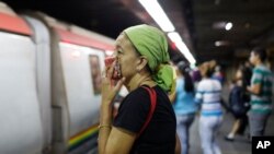 Una mujer se cubre la boca y nariz en una estación del subterráneo en Caracas, Venezuela, el 13 de marzo de 2020.