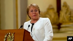 Escándalos de corrupción y desastres naturales han complicado los planes de reforma de la presidenta chilena Michelle Bachelet.