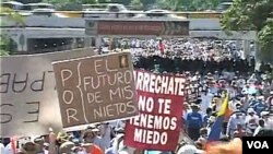 Pese a los reclamos de la oposición, el mandatario venezolano, Hugo Chávez, realiza una intensa campaña en busca de una nueva reelección en 2012.